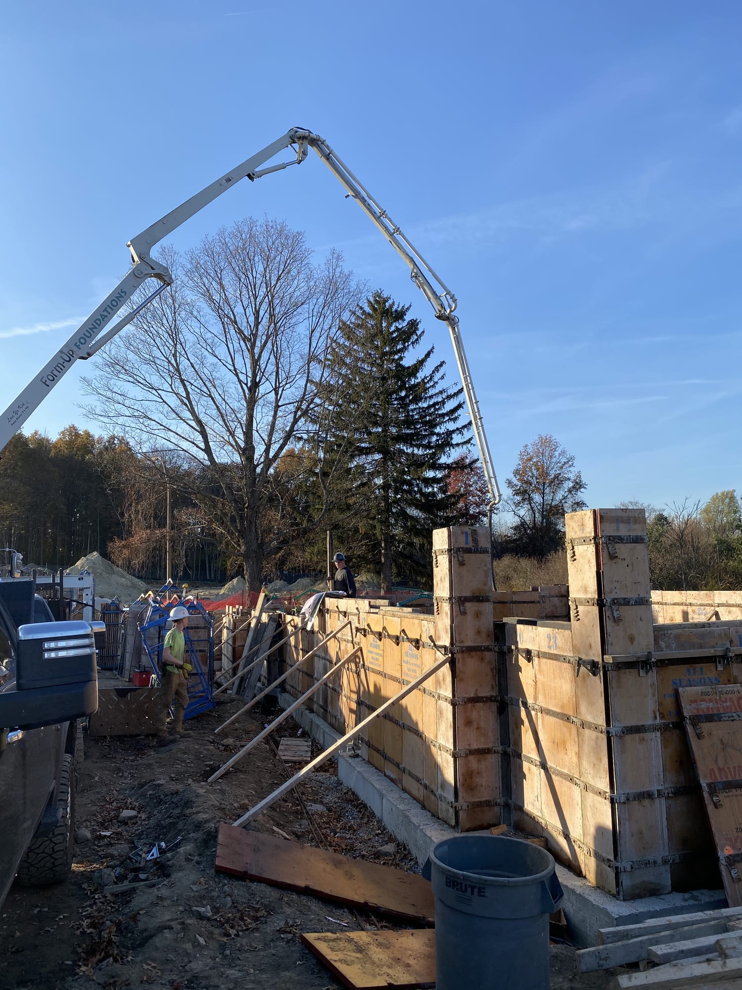 Concrete pour with pump crane